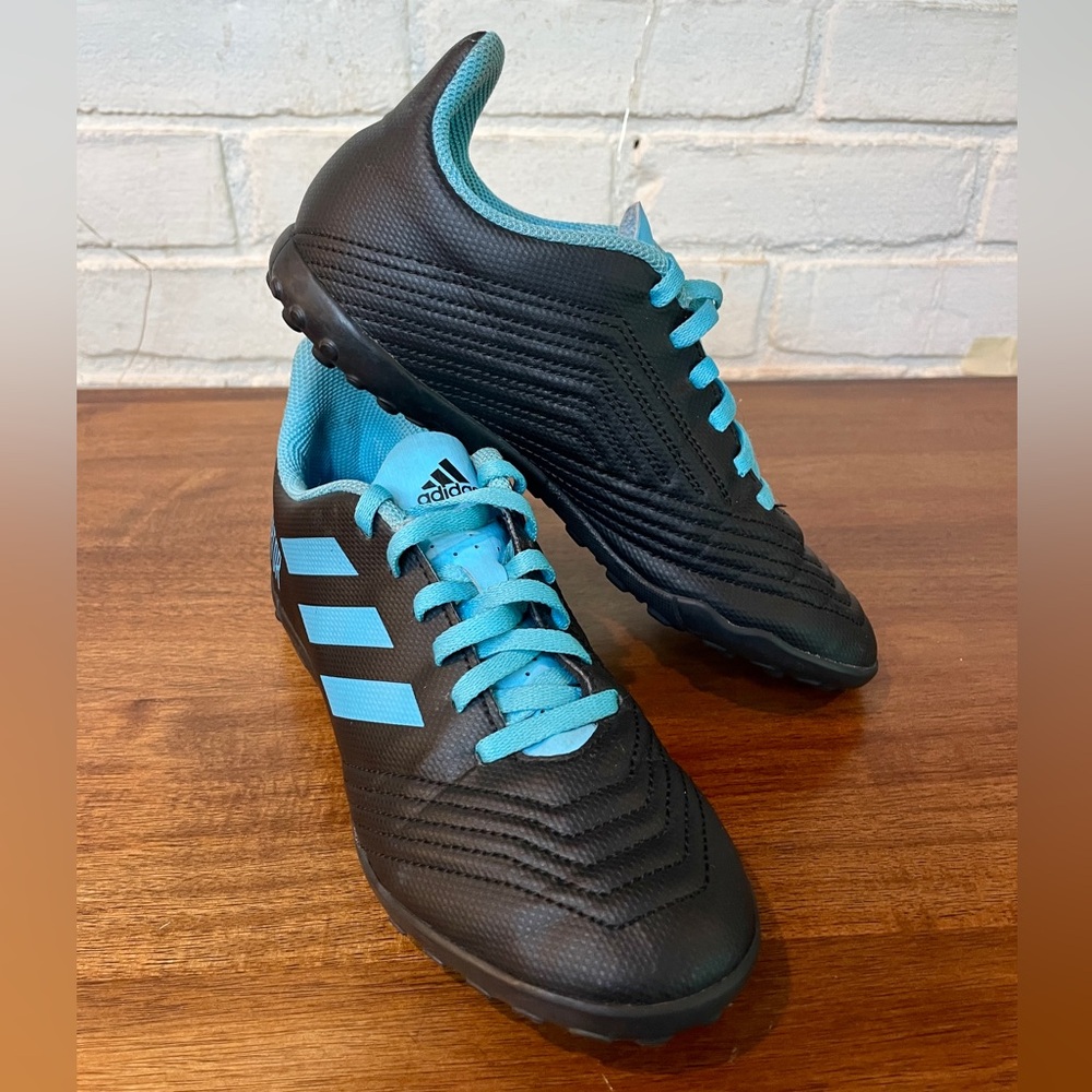Adidas Kids Predator Turf Soccer Shoes, size 3.5